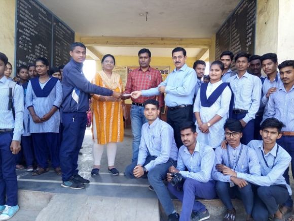 पीजीडीसीए के छात्र राजेश्वर पाल को एयथलेटि नेपाल और श्रीलंका दौरे के लिए 10000 रूपये की सहायता राशि 